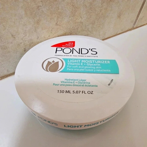 Pond's Light  Moisturizer Vitamin E Glicerin - Picture 1 of 3